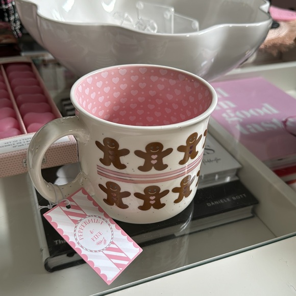 Pink peppermint & pine mug with gingerbread man and hearts on the inside - Picture 2 of 4